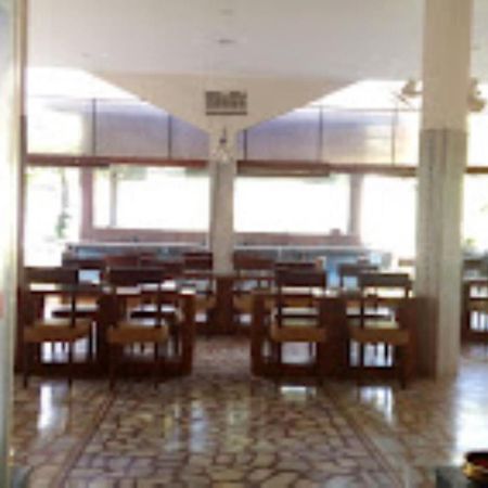 Hotel Saroj Sāgar Kültér fotó