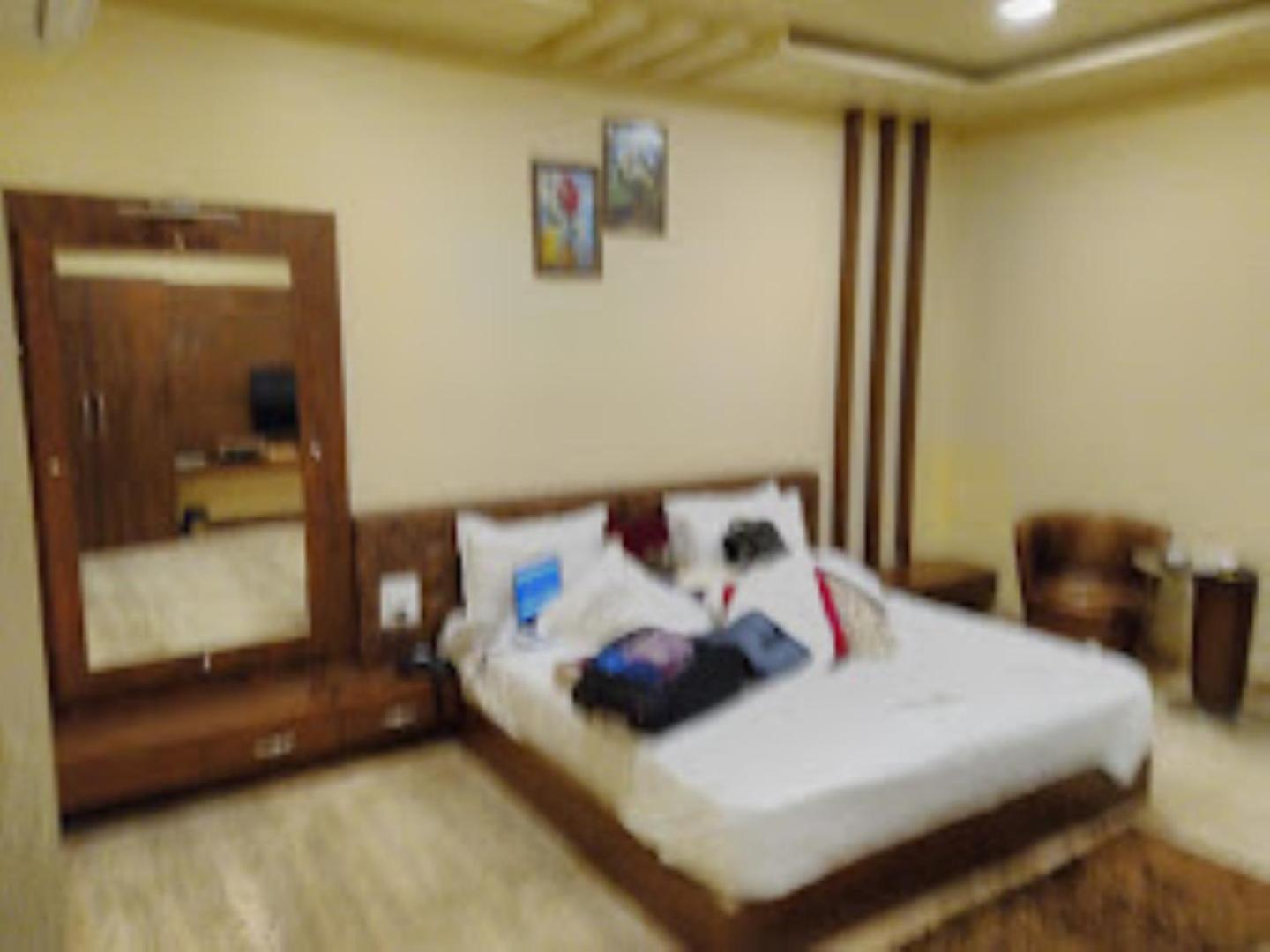 Hotel Saroj Sāgar Kültér fotó
