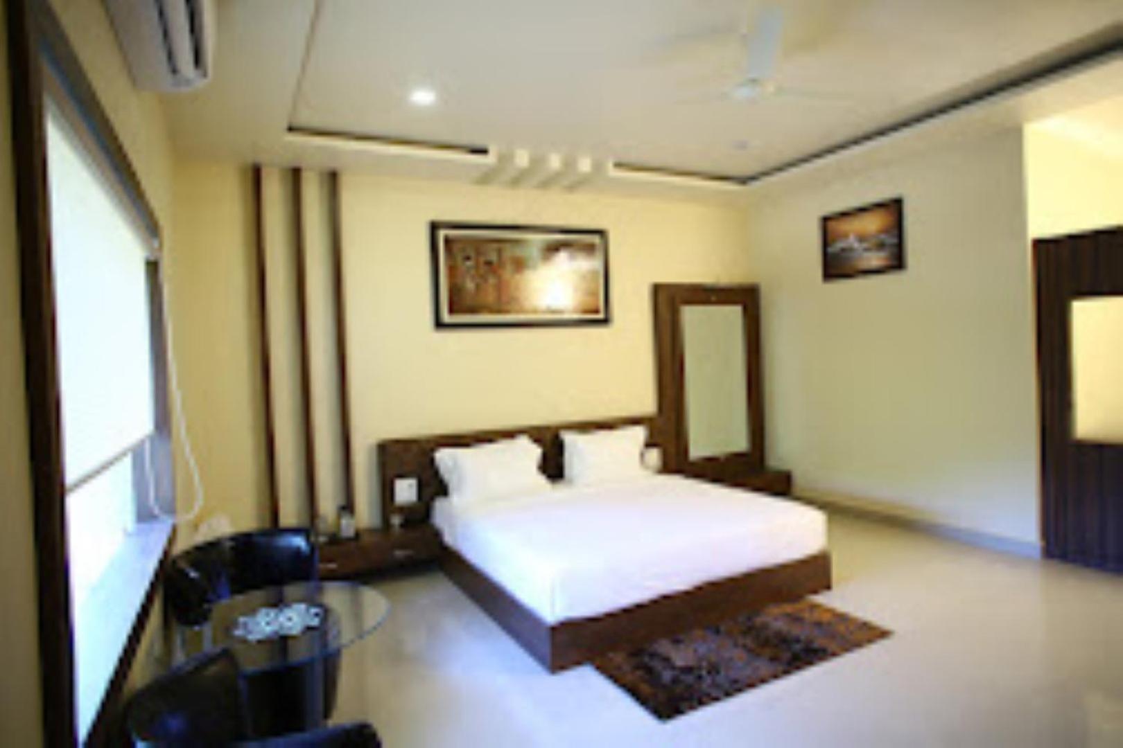 Hotel Saroj Sāgar Kültér fotó