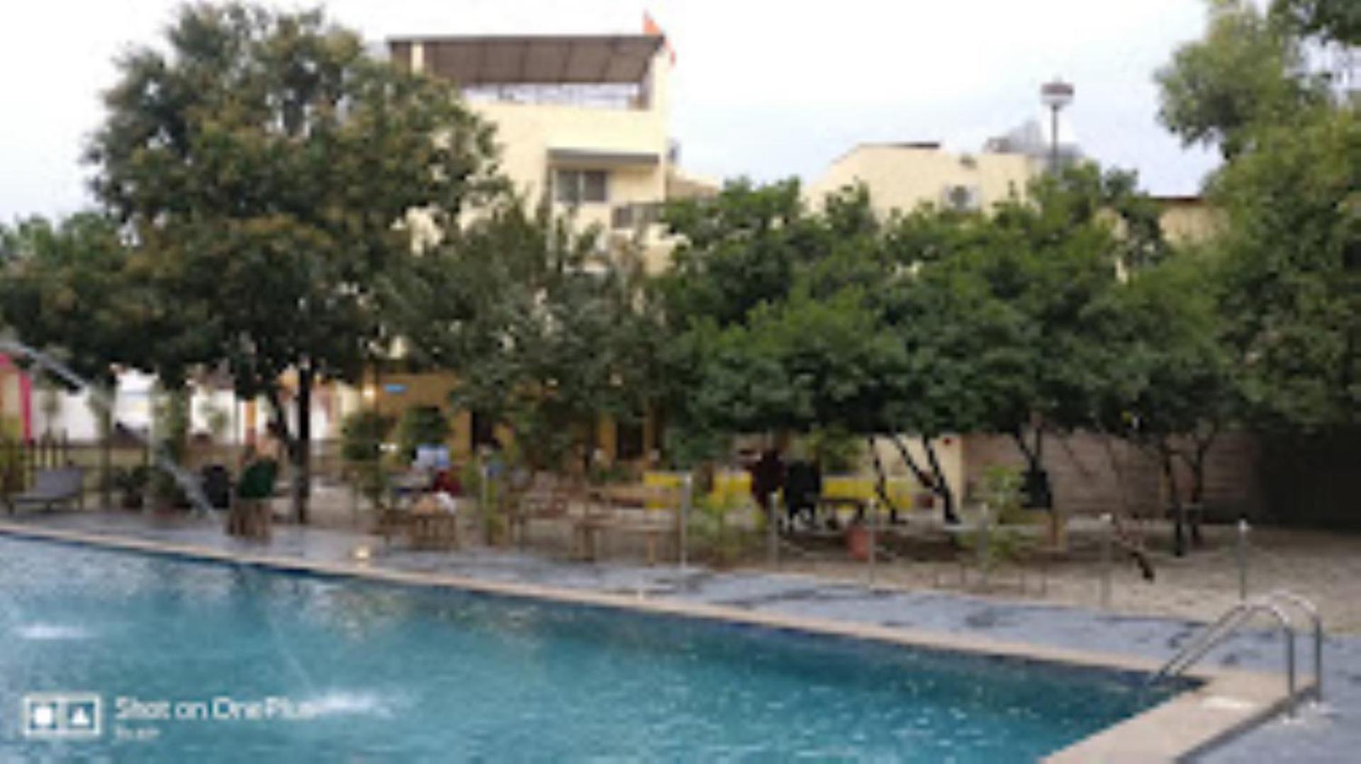Hotel Saroj Sāgar Kültér fotó