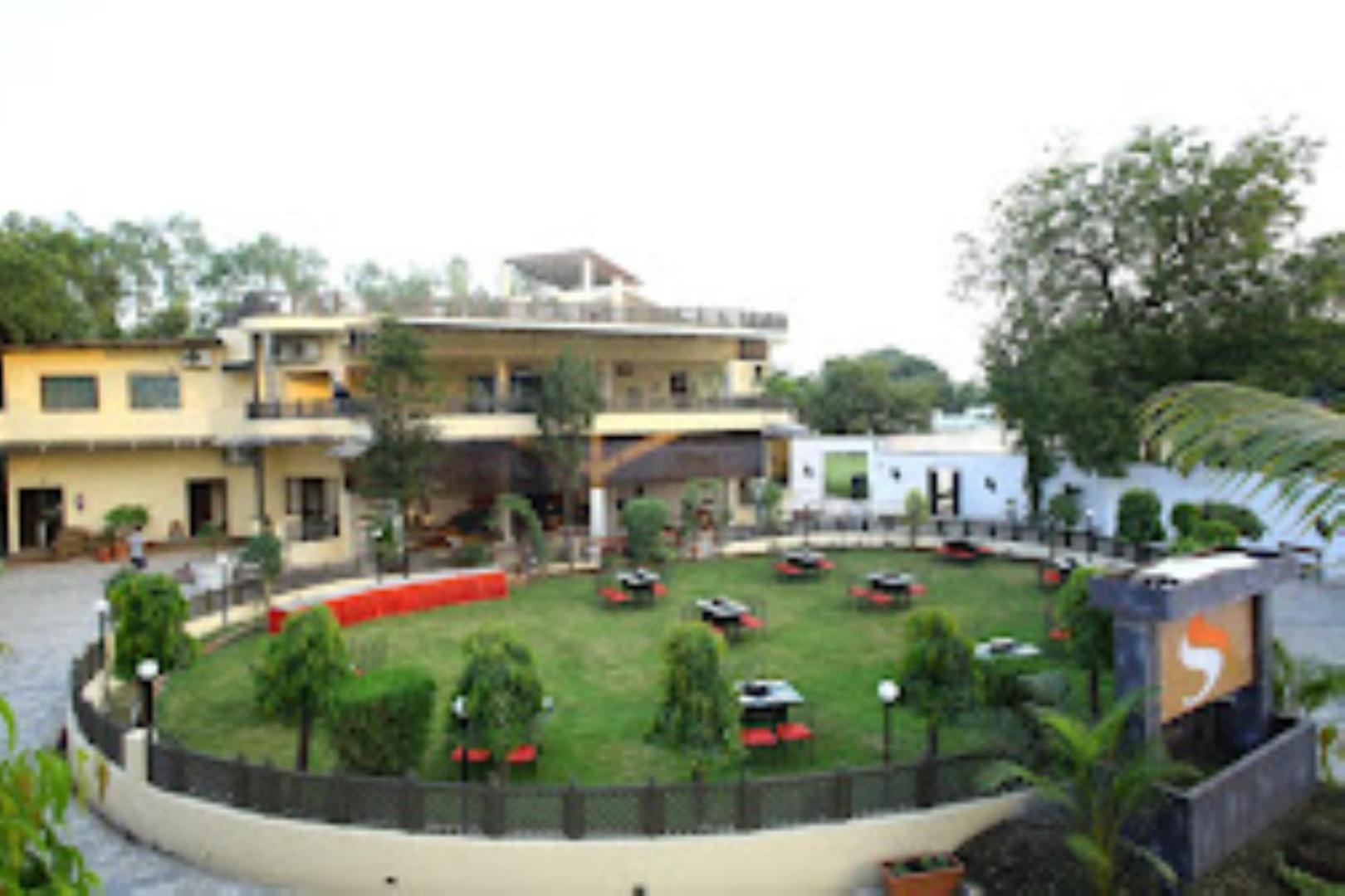 Hotel Saroj Sāgar Kültér fotó