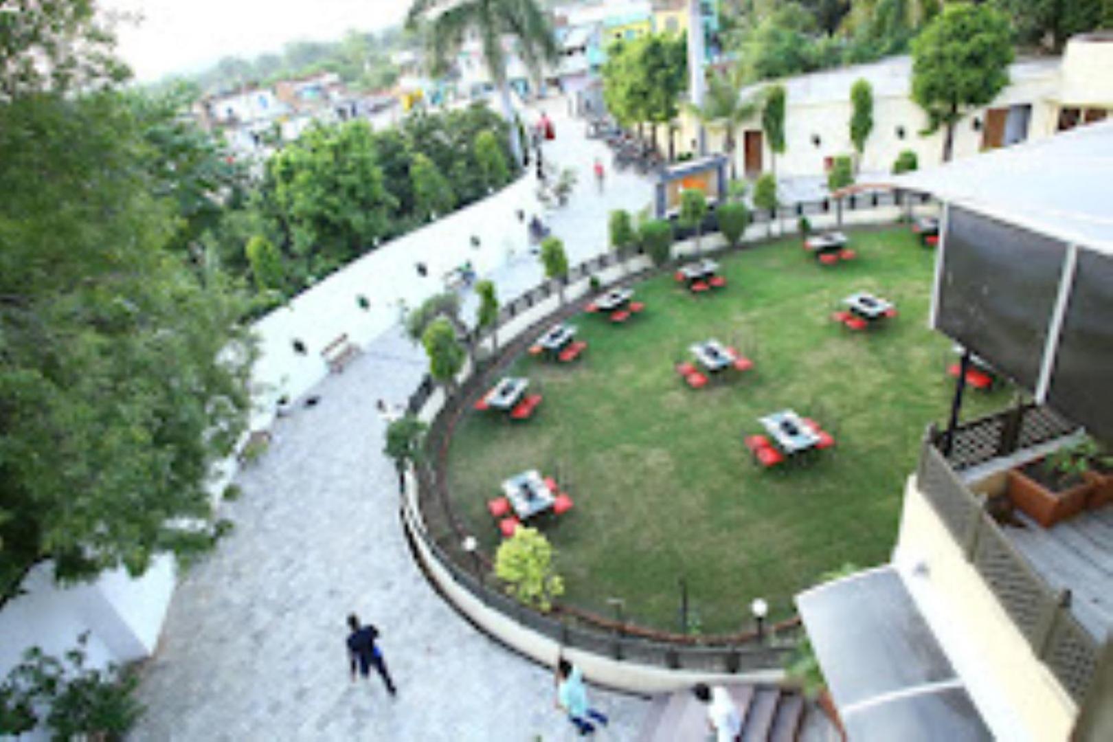 Hotel Saroj Sāgar Kültér fotó