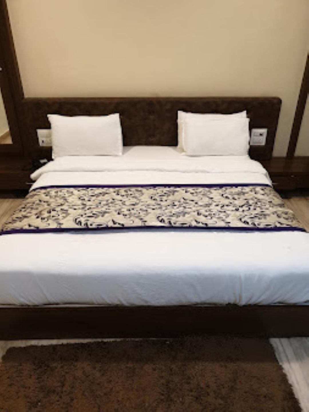 Hotel Saroj Sāgar Kültér fotó